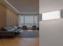 Modernes Wohnzimmer mit Ledersofa, Holzvertäfelung, großem Fenster, Stadtblick und weißer Wandleuchte.