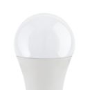 LED-Glühbirne mit weißem Kunststoffsockel, energiesparende Lampe auf weißem Hintergrund, Nahaufnahme.