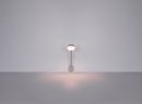 Moderne, minimalistische Wandlampe aus Metall leuchtet an grauer Wand, indirekte Beleuchtung, Innenraum.