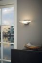 Moderne LED-Wandleuchte an grauer Wand, Tageslicht, Fenster mit Seeblick, stilvolle Wohnraumdekoration.