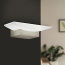Moderne LED-Wandleuchte mit weißem, gebogenem Schirm an dunkler Wand, stilvolle Innenbeleuchtung.