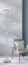 Moderne Stehlampe aus Metall mit Leselicht neben hellblauem Sessel und Kissen in minimalistischem Wohnzimmer.