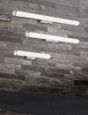 Drei moderne LED-Wandlampen aus Metall an grauer Steinwand, stilvolle Beleuchtung für Innenräume.