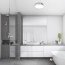 Modernes, helles Badezimmer mit großer Dusche, freistehender Badewanne, Spiegel und minimalistischer Einrichtung.