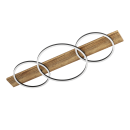 Holzstab mit vier silbernen Metallringen, modernes Design, Deko-Objekt für Wohnzimmer oder Büro.