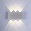 Moderne LED-Wandleuchte weiß, strahlt dekoratives Lichtmuster nach oben und unten an die Wand.