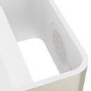 Detailaufnahme eines weißen Waschbeckens mit integriertem Abfluss und moderner, minimalistischer Badgestaltung.